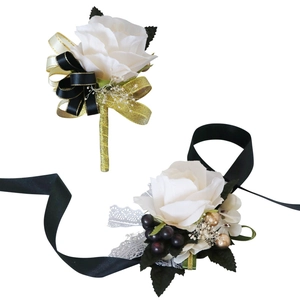 Ensemble de boutonnière et corsage de poignet de mariage avec roses et rubans noirs