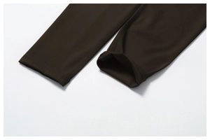 Détail du tissu extensible et des coutures doubles renforcées du short de yoga taille haute
