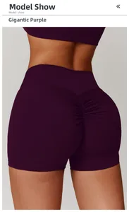 Détail de la couture froncée effet push-up sur le short de yoga violet à taille haute