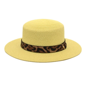 Dettaglio del cappello di paglia con nastro leopardato e decorazione in metallo