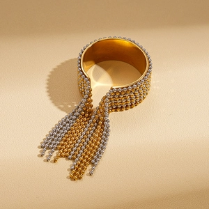 Details des breiten offenen Rings mit gold- und silberfarbenen Perlenfransen-Elementen