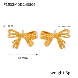 Vue détaillée des boucles d'oreilles nœud doré en acier titane de 1,4 cm sur 1,9 cm