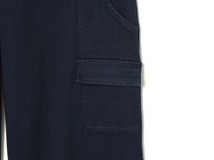 Dettaglio dei pantaloni cargo blu navy con trama in twill e cuciture della tasca