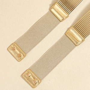 Detail van gouden elastische tailleriemen met metalen kwastjes en drukknoopsluitingen