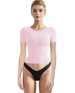 Vue de face d'un t-shirt rose ajusté à manches courtes et col rond pour femmes