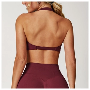 Vue arrière d'un ensemble de soutien-gorge de yoga licou bordeaux et legging côtelé