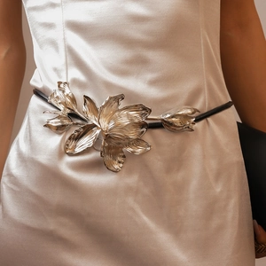 Chaîne de taille tulipe en métal argenté avec cordon en cuir noir sur robe
