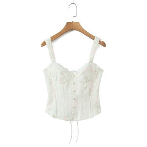 Top à fleurs avec bordure en dentelle et nœud sur cintre en bois sur fond blanc pur