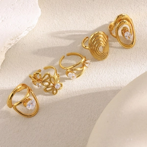 Détails des bagues spirales plaquées or 18 carats avec fleurs et zircons