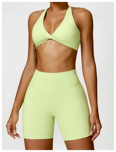 Détail du soutien-gorge de yoga vert avocat avec dos nu croisé et tissu élastique