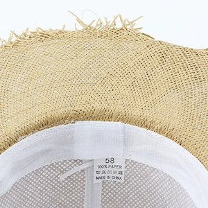 Détail du matériau interne en papier et de l'étiquette taille 58 sur le chapeau