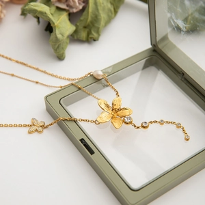 Detail der 18K Gold Edelstahl Y-Halskette mit Schmetterlings- und Blumenanhängern