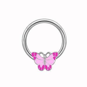 Anneau de sein argenté avec pendentif papillon en émail rose sur fond blanc pur
