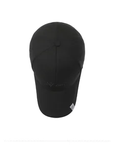 Draufsicht auf eine schwarze Baseballkappe mit Sport-Stickerei und weißem Seitenetikett