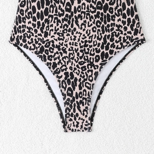 Detailaufnahme des Leoparden-Einteilers mit Doppelnadelstichen und weißem Innenfutter für Damen