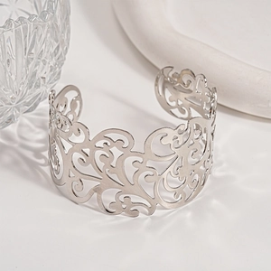 Dettaglio del bracciale a polsino in argento traforato con motivi floreali vintage