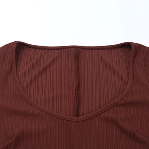 Détail du tissu en maille côtelée et du col en U sur une robe longue sexy rouge foncé