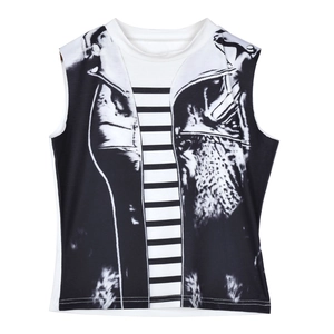 Detalle del top corto sin mangas con estampado gráfico en trampantojo blanco y negro