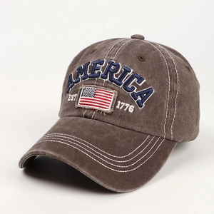 Gros plan sur la casquette marron délavée avec broderie America 3D et drapeau