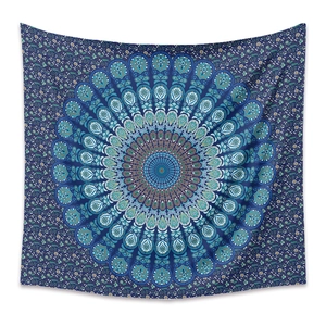 Détail de tapisserie Mandala bleue montrant des motifs symétriques complexes et texture du tissu