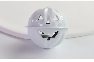 Dettaglio di campanellino a zucca in metallo bianco con volto di Halloween per fai da te