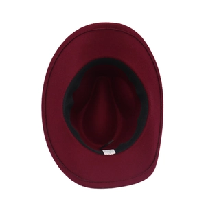 Vista interna del cappello in feltro bordeaux con etichetta taglia 57 e fascia