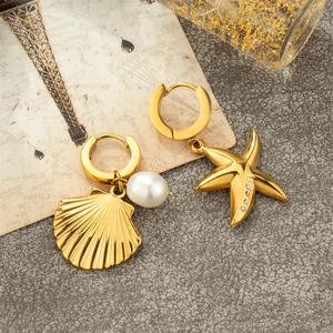 Eleganti orecchini asimmetrici dorati con stella marina, conchiglia, perla e strass