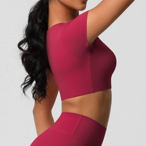 Détail de l'ensemble de yoga rose rouge sans couture montrant la coupe du tissu élastique