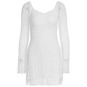 Détail du motif en dentelle blanche et des poignets évasés sur une robe en V