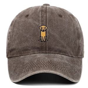 Détail de la broderie Golden Retriever sur une casquette en coton lavé vintage