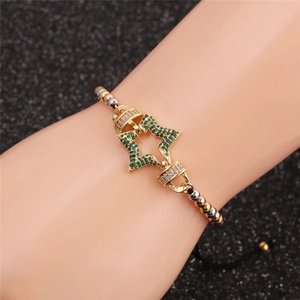 Bracelet à breloques étoile en or avec zircons verts et perles tricolores pour femmes