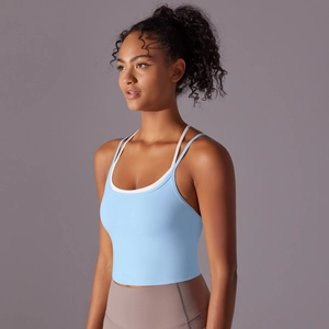 Détail d'un soutien-gorge de yoga bleu clair avec doubles bretelles et coupe ajustée