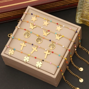 Bracelets en acier inoxydable doré avec perles émaillées colorées et divers pendentifs