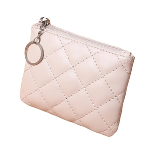 Piccolo portamonete in pelle PU rosa trapuntata con cuciture classiche e anello metallico