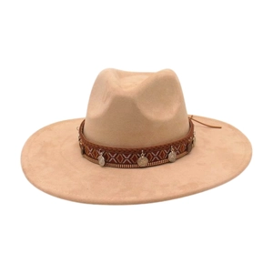 Détail d'un chapeau en feutre beige avec bande tressée ethnique et breloques de pièces
