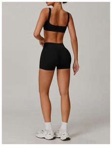 Vue arrière du short de yoga taille haute noir et du soutien-gorge de sport extensible