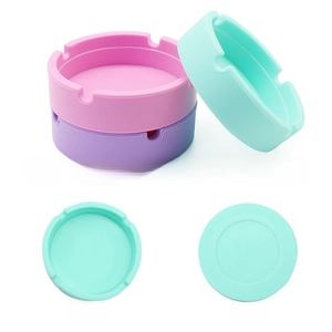 Makro-Detail von runden Silikon-Aschenbechern in Pink Violett und Cyan mit Schlitzen