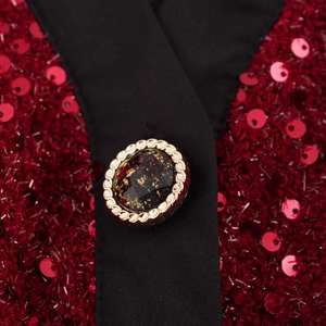 Giacca in tweed rosso con paillettes da donna, bordo nero e bottone con gemma