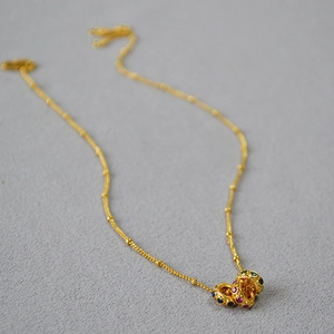 Collier vintage français plaqué or avec dentelle irrégulière et zircons colorés