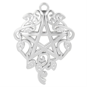 Détail d'un pendentif étoile en argent avec motifs de vignes et feuilles ciselées