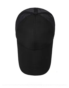 Vista dall'alto del cappellino trucker nero con mesh e ricamo dorato classico