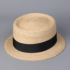 Detailaufnahme des Vintage-Flachhutes aus Stroh mit breitem schwarzem Ripsband-Dekor