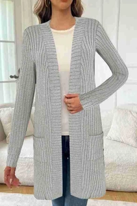 Detailaufnahme der gerippten Strickstruktur und Seitentasche dieser grauen Strickjacke