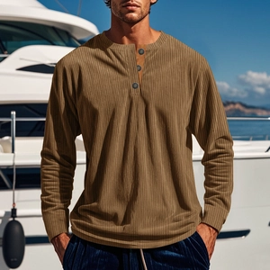 Detail eines khakifarbenen Cord-Langarm-Henley-Shirts mit Knopfleiste auf einer Jacht