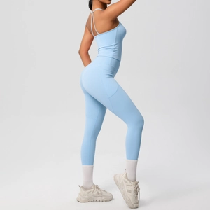 Ensemble de yoga bleu clair avec haut court dos croisé et leggings à taille haute