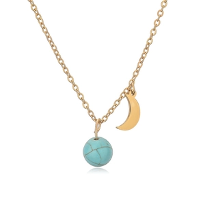 Détail d'un collier doré avec pendentif lune en croissant et pierre turquoise bleue