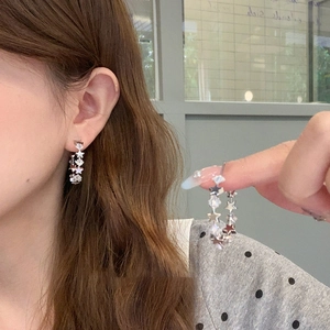Funkelnde silberne C-förmige Creolen mit Sternenmotiven und Zirkonia-Steinen