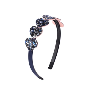 Detail of navy blue headband with anti-slip teeth and pink glitter heart decorations