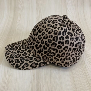 Vue détaillée de la casquette de baseball léopard avec texture en coton sergé de qualité