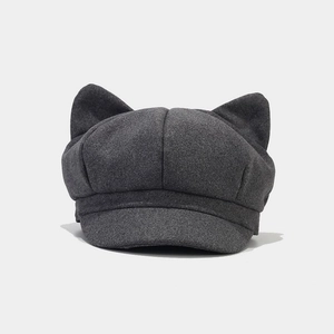 Détail de la texture d'un chapeau en laine gris foncé avec des oreilles de chat mignonnes
